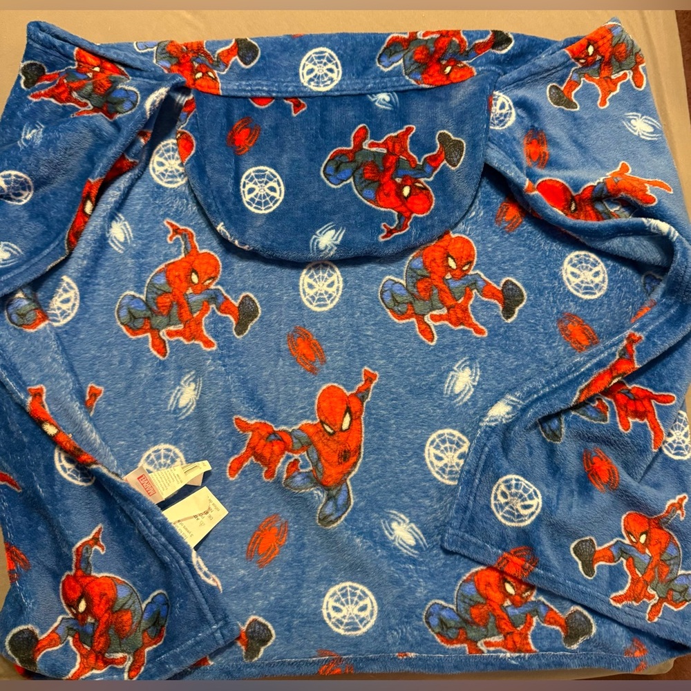Marvel, Hooded Spider-Man soft blanket. & little lunch box!